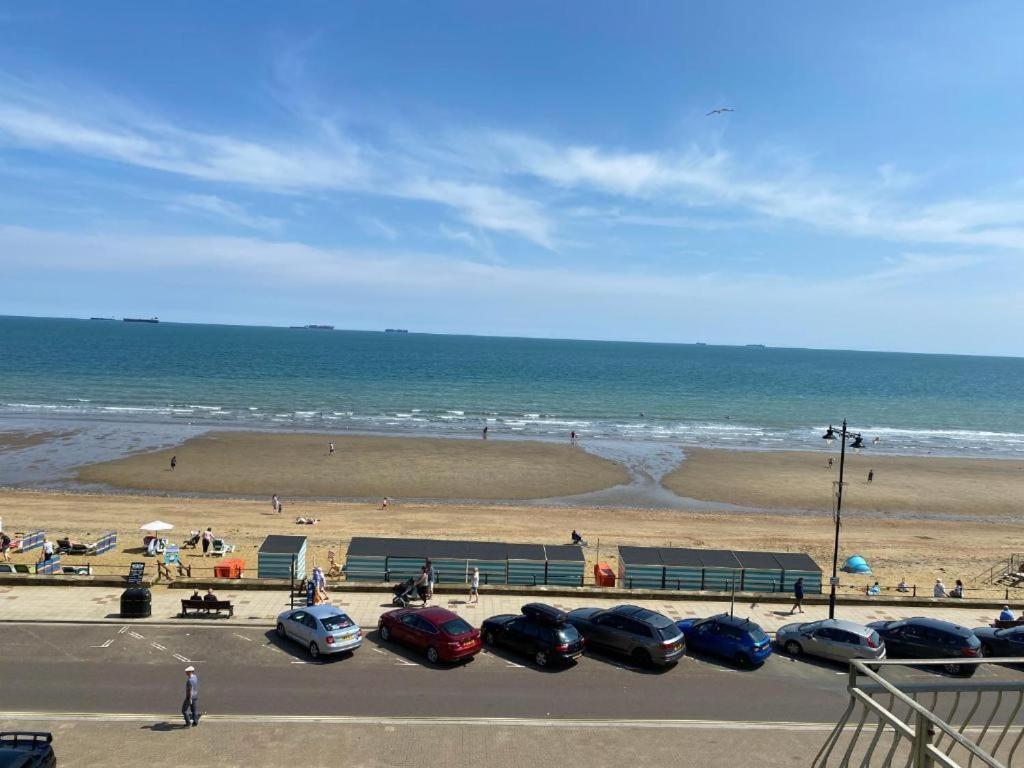 Bay View - Seafront, Sandown - Free Car Ferry For Bookings Of 3 Or More Nights, Subject To Availability Luaran gambar