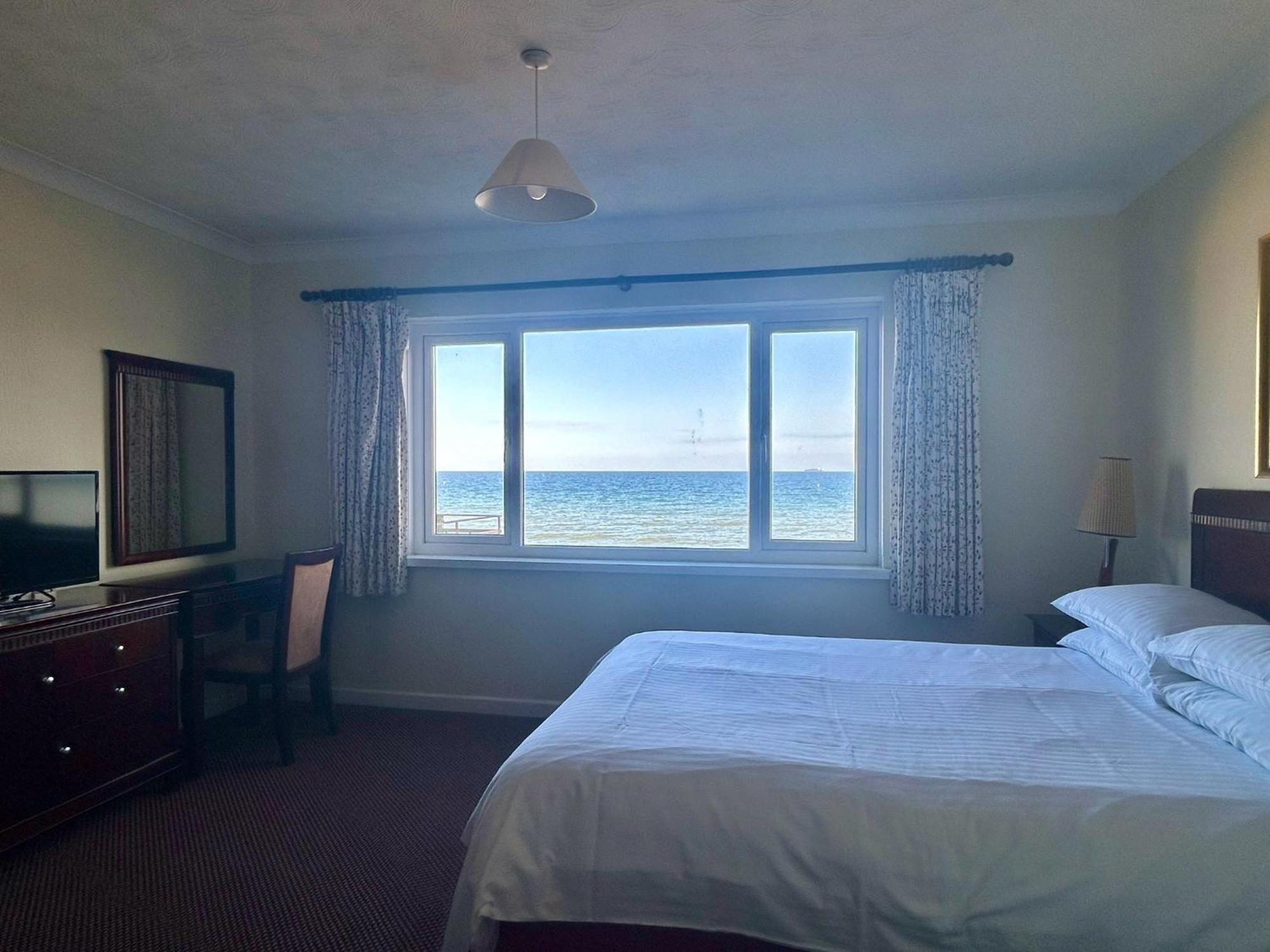 Bay View - Seafront, Sandown - Free Car Ferry For Bookings Of 3 Or More Nights, Subject To Availability Luaran gambar